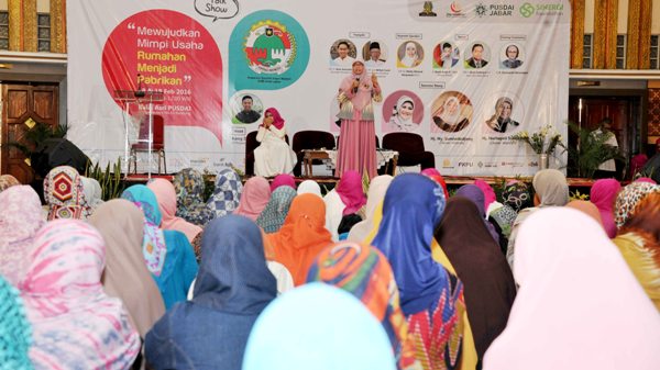 Ketua Dekranasda Jabar Netty Heryawan saat Pameran Koperasi Insan Madani ICMI Jabar di Gedung Pusdai Kota Bandung, Jumat (19/2). by Humas Pemprov Jabar