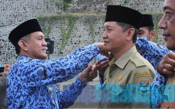 Wabup Bandung Barat Yayat Soemitra (kiri)