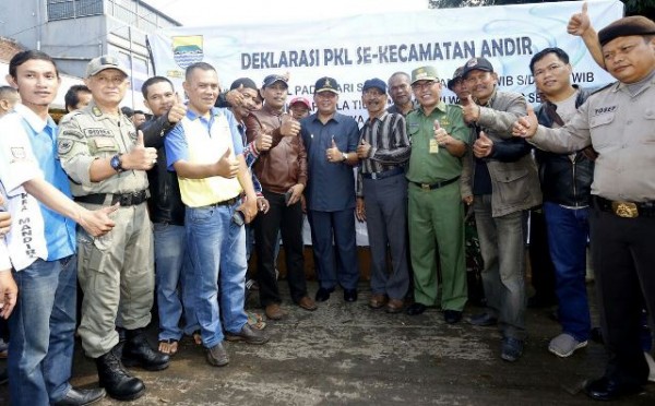 Wakil Wali Kota Bandung, Oded M. Danial (tengah berbaju safari) selaku Ketua Satgasus PKL menandatangani deklarasi bersama para PKL Andir di Jl. Waringin, Senin (28/3). by Pri Humas Pemkot Jabar