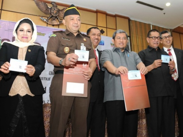 Gubernur Jabar Ahmad Heryawan menyampaikan SPT Tahunan PPh Orang Pribadi melalui e-Filing pada Pekan Panutan Penyampaian SPT Tahunan PPh Orang Pribadi di Gedung Keuangan Kanwil DJP I , Bandung, Senin (2/3/15). by jabarprov