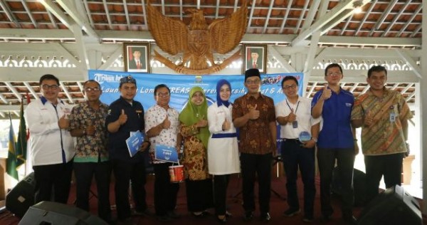 Wali Kota Bandung M Ridwan Kamil didampingi Ketua TP PKK Kota Bandung Atalia Ridwan Kamil saat peluncuran program Aditantra 2016 dan Launching Lomba Kreasi di Pendopo Kota Bandung, Jumat (11/3). by Pri Humas Pemkot Bandung.