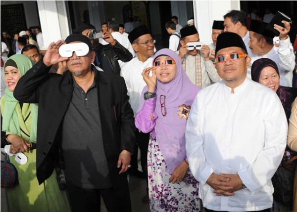 Gubernur Jabar Ahmad Heryawan didampingi Netty Prasetiyani dan Wagub Jabar Deddy Mizwar juga para pejabat di lingkungan Pemprov Jabar menyaksikan langsung proses Gerhana Matahari yang terlihat di Kota Bandung hanya sekitar 88% di Plaza Masjid Al Mutaqin Gedung Sate Bandung, Rabu (9/3). by Humas Pemprov Jabar