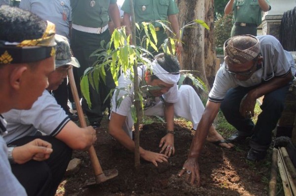 Peringati Hari Air Sedunia Bupati Purwakarta Dedi Mulyadi menanam pohon di Kompleks Sektda Purwakarta, Selasa (22/3)