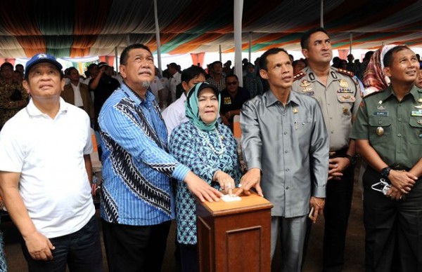 Wagub Jabar Deddy Mizwar didampingi Bupati Bogor Nurhayanti dan Ketua Tim Adhoc PSSI Agum Gumelar, meresmikan Stadion Pakansari Kab Bogor, Rabu (16/3). by Tatang Humas Pemprov Jabar