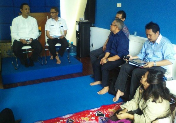 Laboratorium Quality Centre (LQC) Unpad memaparkan hasil survei terkait persepsi masyarakat terhadap pembangunan Kota Bandung 2015 di Media Lounge Balai Kota Bandung, Kamis (3/3). by Meiwan Humas Pemkot Bandung