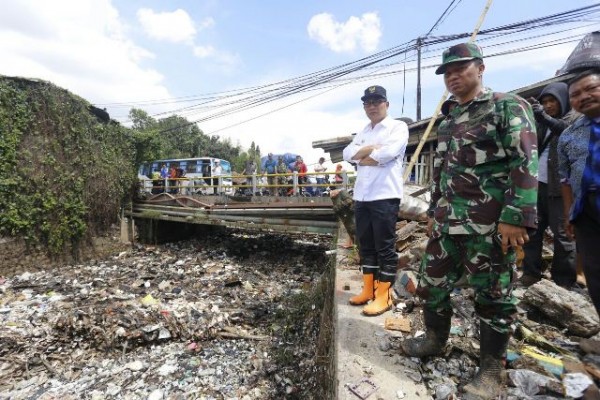 Wali Kota Bandung Ridwan Kamil didampingi Dandim 0618/BS Kolonel Inf Agoes Hari Soewanto dan Camat Dayeuhkolot Adjat Sudrajat meninjau langsung proses pengangkutan sampah di Desa Cijagra dan Sungai Citepus di Desa Cangkuang Wetan, Kec Dayeuhkolot, Kab Bandung, Kamis (23/3). by Pri Humas Pemkot Bandung