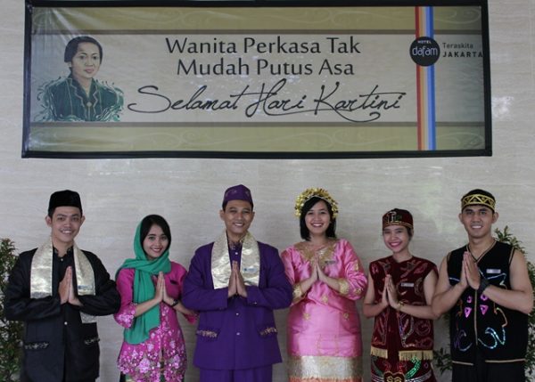 Staf Hotel Dafam Teraskita Jakarta mengenakan baju daerah