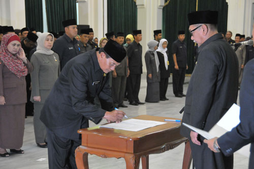 Wagub Jabar Deddy Mizwar melantik pejabat pimpinan tinggi pratama struktural eselon II dan IV lingkungan Pemprov Jabar, di Aula Barat Gedung Sate, Kamis (21/4). by Humas Pemprov Jabarc