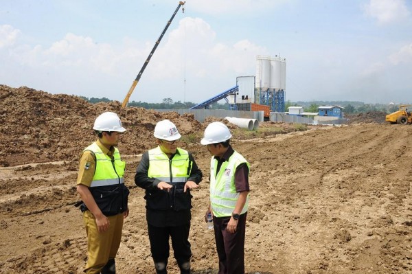Gubernur Jabar Ahmad Heryawan (kanan) didampingi Wabup Bandung Gungun Gunawan dan Dirut PT Citra Marga Lintas Jabar saat meninjau progres pembangunan Tol Soroja di Kec Kutawaringin, Kab Bandung, Selasa (5/4). by Yan Humas Pemprov Jabar