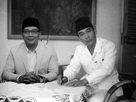 Foto editan Walikota Bandung Ridwan Kamil berpose semeja dengan Sang Proklamator Bung Karno menyebar dan ramai diperbincangkan di sosmed. infobdg.tumblr.com