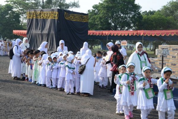Para santri Raudhatul Athfal saat melaksanakan peragaan manasik haji di Lapangan Apel Staf 2 Lanud Sulaiman, Margahayu, kAB Bandung. by Pentak Sulaiman