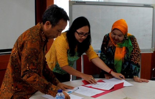 Dekan SITH ITB Dr I Nyoman Pugeng Aryantha bersama Kepala Distanbunhut Kab Bandung Barat Ida Nurhamida (kanan) menandatangani Nota Kesepahaman (MoU) Kerjasama Peningkatan Komoditas Unggulan Bandung Barat di Gedung SITH ITB, Jalan Ganesha, Kota Bandung, Rabu (18/5). By Imanuddin Ramdhani/bbcom