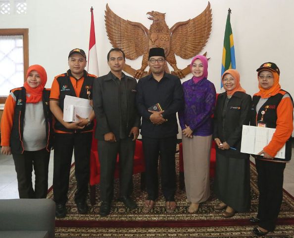 Wali Kota Bandung Ridwan Kamil beserta istri Atalia Praratya menerima visitors Sensus Ekonomi 2016 di Pendopo Jalan Dalem Kaum Bandung, Selasa (10/5). by Meiwan Humas Pemkot Bandung