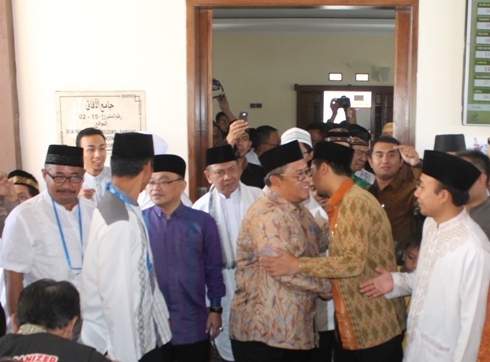 Gubernur Jabar Ahmad Heryawan meresmikan Masjid Abu Bakar Asshidiq di Komplek Perumahan Bumi Panyawangan Estate, Desa Cileunyi Kulon, Kecamatan Cileunyi, Kabupaten Bandung, Jumat (13//5). by Mang Bale