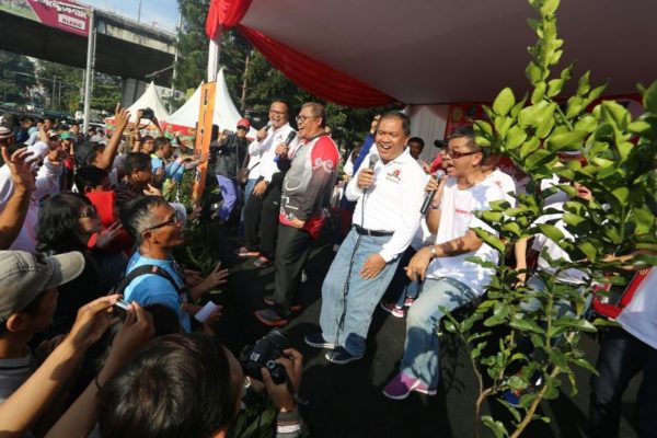Wakil Wali Kota Bandung Oded M. Danial mendampingi Gubernur Jabar Ahmad Heryawan saat Launching Pengembangan Usaha Pangan Masyarakat melalui TTI di Car Free Day Dago, Minggu (15/5). by Meiwan Humas Pemkot Bandung.
