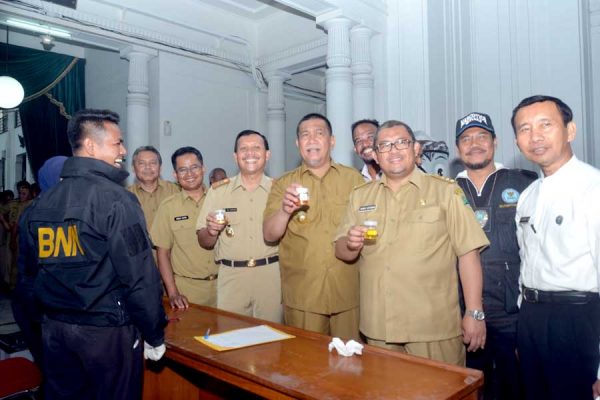 Gubernur Jabar Ahmad Heryawan bersama Wagub Jabar Deddy Mizwar dan Sekda Jabar Iwa Karniwa saat tes urine bersama BNN Jabar di Aula Barat Gedung Sate, Senin, (9/5).