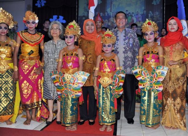 Wagub Jabar Deddy Mizwar mendampingi Mensos Khofifah Indar Parawangsa saat Semarak Olimpiade Seni dan Desain Bagi Penyandang Disabilitas di Gedung Serbaguna Kampus Widyatama, Jl Cikutra Bandung, Minggu (8/5). by Humas Pemprov Jabar.