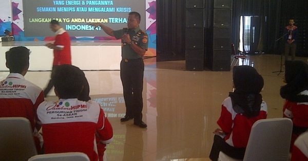 Panglima TNI Jenderal Gatot Nurmantyo saat berdialog dengan peserta Jambore HIPMI PT se-ASEAN, di Telkom University Bandung,, Senin (23/5). by iwa/bbcom
