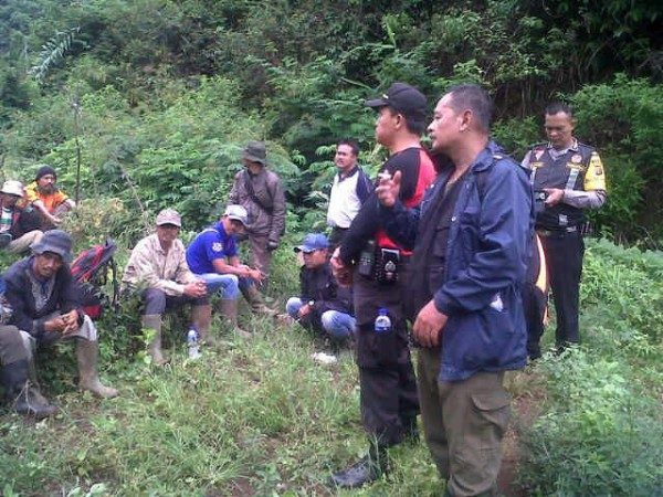 Jajaran Polsek Pacet bersama unsur BKSDA, KRPH, Pol Hut, Perhutani dan Muspika Kecamatan Pacet saat memberi imbauan kepada warga untuk tidak merambah hutan di Gunung Pereng Kecamatan Pacet Kabupaten Bandung, Sabtu (19/12/15). by Robby Humas Polres Bandung
