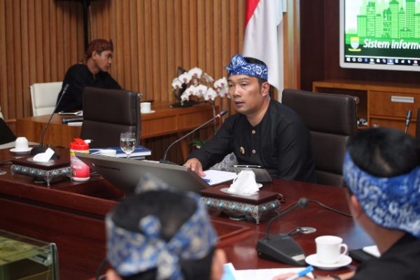 Wali Kota Bandung Ridwan Kamil saat rapat PBB Go Public bersama Disyanjak, Rabu (11/5). by Meiwan Humas Pemkot Bandung