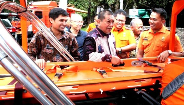 Wabup Bandung Gungun Gunawan mendampingi Wagub Jabar Deddy Mizwar meninjau peralatan bencana banjir milik Basarnas di acara Ngariung 'Bincang-bincang Banjir Bandung Selatan', di Aula Barat ITB, Kamis (26/5). by Humas Wabup