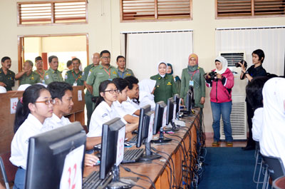 Walikota Cimahi Atty Suharti saat meninjau pelaksanaan UN di SMAN 2 Cimahi