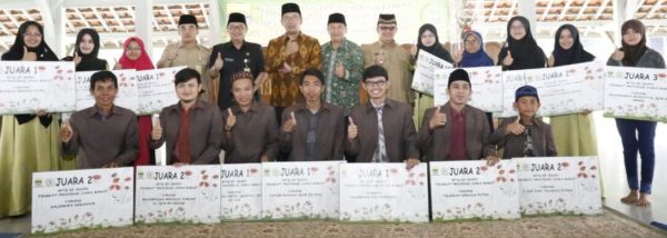 Wali Kota Bandung Ridwan Kamil didampingi Wawali Bandung, Oded M. Danial, serta Ketua Umum LPTQ Kota Bandung Yossi Irianto, menyerahkan uang kadeudeuh kepada para kafilah MTQ ke-34 di Pendopo Walikota Bandung, Selasa (31/5). by Humas Pemkot Bandung