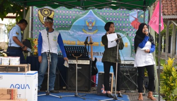 Lomba menyanyi yang diikuti para anak remaja pada “Pekan Ramadhan” Skadik 202 Lanud Sulaiman, Bandung. by Pentak Lanud Sulaiman.