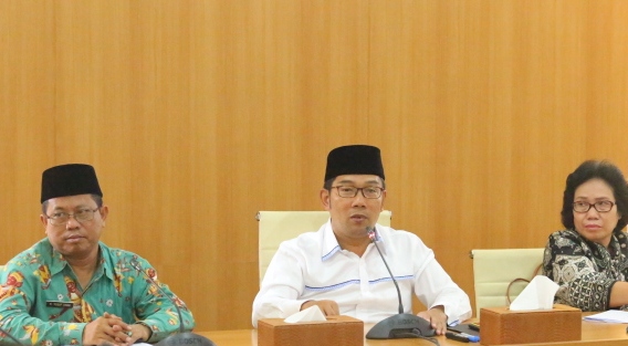 Wali Kota Bandung Ridwan Kamil  saat pertemuan dengan forum organisasi umat Islam dan Kristen Kota Bandung, di Pendopo Bandung, Kamis (9/6). by Meiwan Humas Pemkot bandung