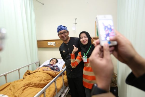 Wali Kota Bandung Ridwan Kamil berfoto bareng keluarga pasien di RSHS Bandung saat mengunjungi para pasien rumah sakit, Rabu (22/6). by Humas Pemkot Bandung