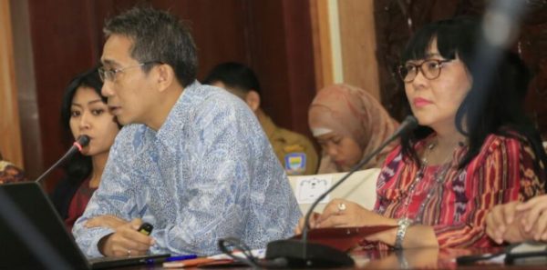 Direktur Program Modernisasi Pengadaan MCA-Indonesia, Firman Dharmawan saat rapat bersama Walikota Bandung dan seluruh pimpinan SKPD di Ruang Tengah Balai Kota Bandung, Senin (27/6). by Meiwan Humas Kota Bandung