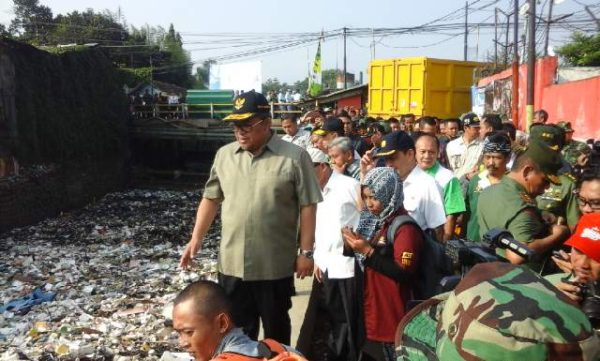 Gubernur Jawa Barat Ahmad Heryawan saat kegiatan 'Pencanangan Revitalisasi Budaya Gotong Royong Memelihara Lingkungan melalui Bebersih Citarum' di Sungai Bojong Citepus, Desa Cangkuangwetan, Kecamatan Dayeuhkolot, Kabupaten Bandung, Kamis (2/6). by Aldy Hidayat/Bbcom