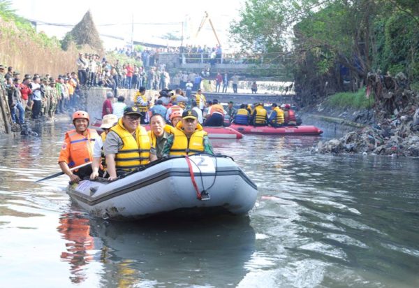 Gubernur Jawa Barat Ahmad Heryawan bersama Pangdam III/Siliwangi Mayor Jenderal TNI Hadi Prasojo beserta Wagub Deddy Mizwar dan rombongan menyusuri bantaran Sungai Citepus dengan perahu karet start di Ds Cangkuangwetan Kec. Dayeuhkolot Kab. Bandung, Kamis (2/6). by Yan Humas Pemprov Jabar