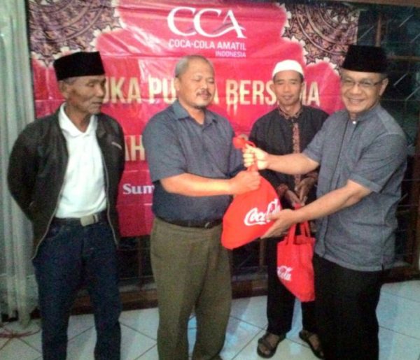 Sekda Kabupaten Sumedang Zaenal Alimin secara simbolis menyerahkan bantuan paket sembako bagi kaum dhuafa yang tinggal di sekitar pabrik Coca-Cola Amatil Indonesia, saat buka puasa bersama di salah satu rumah makan di daerah Jatinangor, Sumedang, Selasa (28/6).