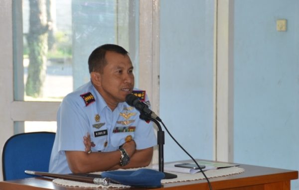 Danlanud Sulaiman Kol Pnb M. Syafii saat memberikan sosialisasi penggunaan medsos di Skadik 201 dan Skadik 203 Lanud Sulaiman, Kec. Margahayu, Kabupaten Bandung, Rabu (8/6). by Pentak Lanud Sulaiman.