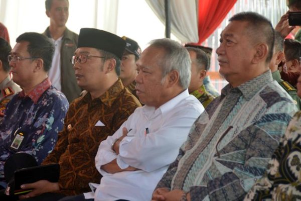 Menteri PUPR Basuki Hadimuljono saat Ground Breaking Pembangunan Flyover Antapani di persimpangan Antapani Kiaracondong Kota Bandung, Jum'at (10/6). by Humas Pemprov Jabar