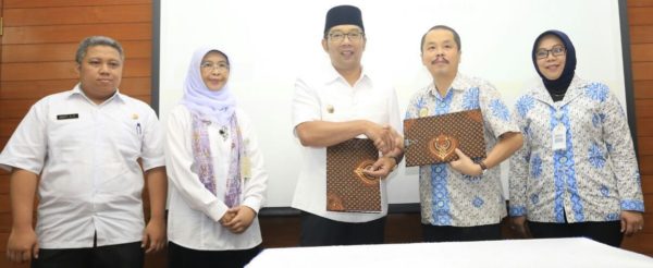 Wali Kota Bandung Ridwan Kamil saat launching program we care dan medicare sekaligus menandatangani MoU Pemkot Bandung dengan BPJS Kesehatan Kota Bandung, di RS Islam, Selasa (14/6). by Meiwan Humas Pemkot Bandung