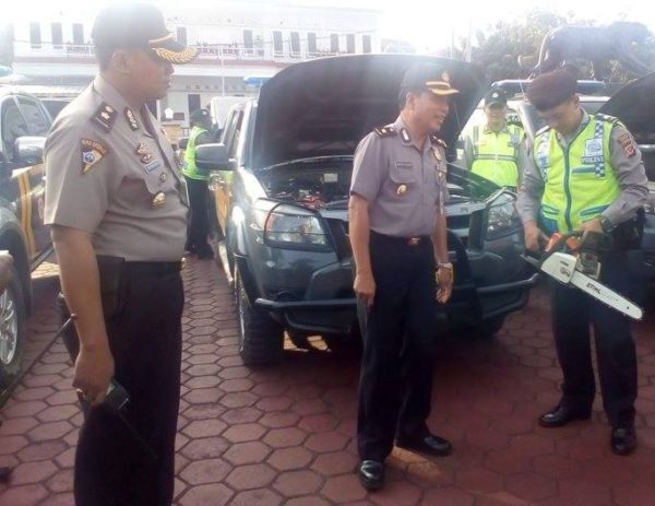 Kabag Ops Polres Bandung Kompol Eko Munarianto, S.Ik (kiri) saat mengecek kendaraan operasional R4 dan kelengkapannya seperti gergaji shin shaw, dalam rangka Persiapan "Pam Ops Ramadniya" di Lapangan Apel Mapolres Bandung, Rabu (22/6). by Humas Polres Bandung