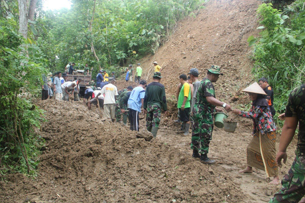 longsor tutup jalan