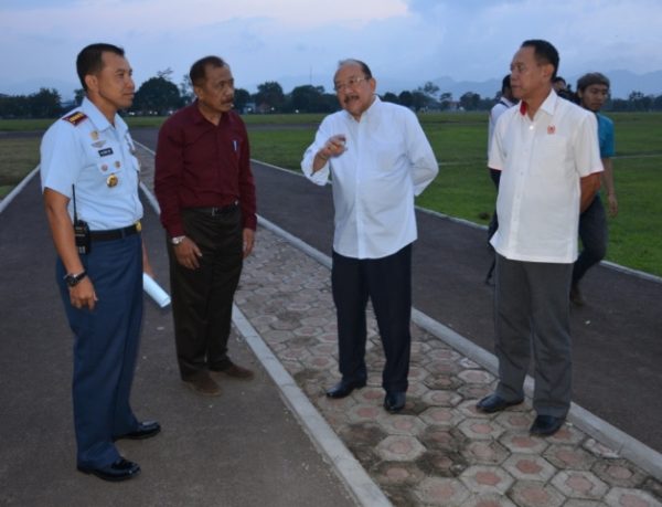 Ketua IV KONI Pusat Marsda TNI (Purn) Inugroho didampingi Danlanud Sulaiman Kol Pnb M. Syafii (kiri) dan Kacab Aeromodeling Jabar Mayor (Purn) Syamsul saat meninjau venue aeromodelling di Lanud Sulaiman, Bandung, Rabu (18/5/16). by Pentak Lanud Sulaiman.
