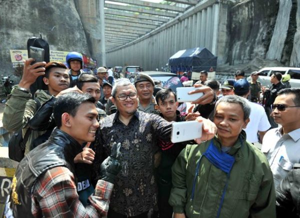 Gubernur Aher ber-welfie ria di depan Terowongan Nagreg, bersama para pemudik yang balik dari kampung halaman di sela memantau arus balik Lebaran, di kawasan Nagreg hingga Cileunyi, Kab Bandung, Sabtu (9/7/). by Humas Pemprov Jabar