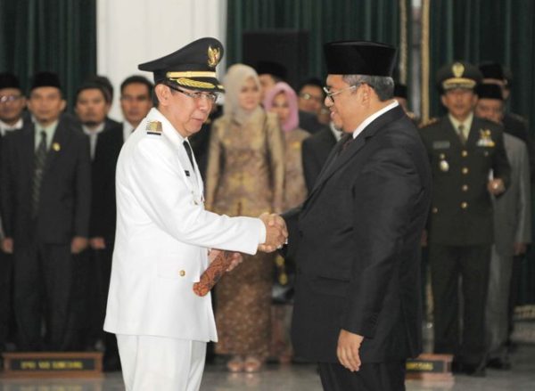 Gubernur Jabar Ahmad Heryawan melantik Bupati Sumedang Eka Setiawan sisa masa jabatan 2013-2018 di Aula Barat Gedung Sate, Selasa (23/7). by Humas Pemprov Jabar