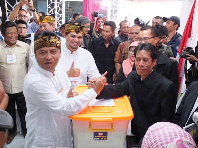 Ketua KPU Kab Bandung Atip Tartiana (kanan) menerima penyerahan berkas dokumen dukungan calon independen Dadang Naser (kiri) dalam Pilkada Serentak Kab Bandung 2015, (15/6). ist