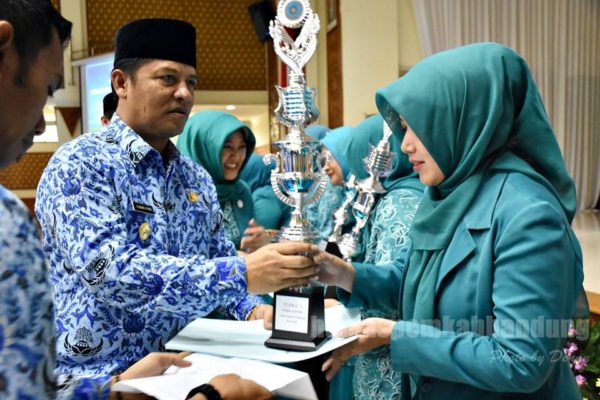 Bupati Bandung H. Dadang Mochamad Naser, SH, S.Ip, M.Ip saat peringatan Hari Kesatuan Gerak (HKG) PKK Ke-44 Tingkat Pemkab Bandung di Gedung Moch.Toha Soreang, Senin (25/7).