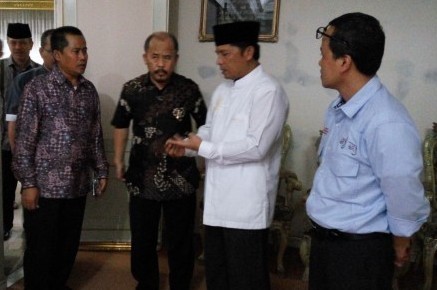 Bupati Bandung Dadang M. Naser saat menerima kunjungan PB PON XIX/Jabar di rumah dinas bupati di Kompleks Pemkab Bandung, Soreang, Jumat (1/7/16) sore. ist