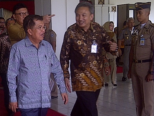 Wapres JK usai memberi Stadium Generale Bagi Wasana Praja Calon Pamong Praja Muda Alumni IPDN Angkatan ke-23, di Balairung Rudini Kampus IPDN Jatinangor Sumedang, Senin (18/7). by iwa/bbcom