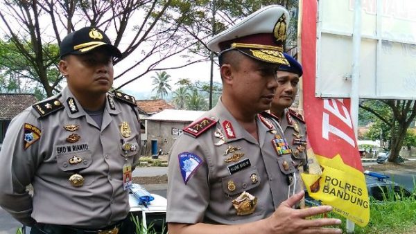 Kakorlantas Mabes Polri Irjen Pol Agung Budi mendatangi Posko Terpadu Cagak di wilayah Nagreg, Kab Bandung Sabtu (16/7). by Roby Humas Polres