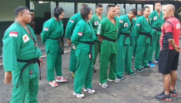 Kasdam III/Slw Brigjen TNI Wuryanto lepas kontingen Yong Mo Do untuk berlaga di Kodam I/BB Sumut- Medan, Sabtu (29/7).