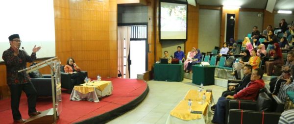 Wali Kota Bandung Ridwan Kamil jadi narasumber Seminar Research and Policy Insight (RPI) di Gedung Dekanat FEB UI, Kampus Widjojo Nitisastro Jl. Prof.Dr.Sumitro Djojohadikusumo, Beji, Kota Depok, Selasa (30/8). by Pri Humas Pemkot Bandung.
