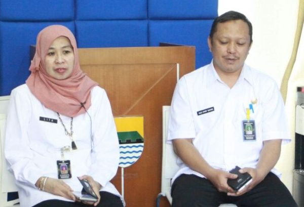 Kabid Rehabilitasi Lingkungan Hidup Badan Pengelola Lingkungan Hidup Kota Bandung Lita Endang didampingi Kasubid Rehabilitasi Udara dan Keanekaragaman Hayati, Agus Syarif Sukandi saat Bandung Menjawab, di Ruang Media Lounge Balai Kota Bandung, Selasa (2/8/16)